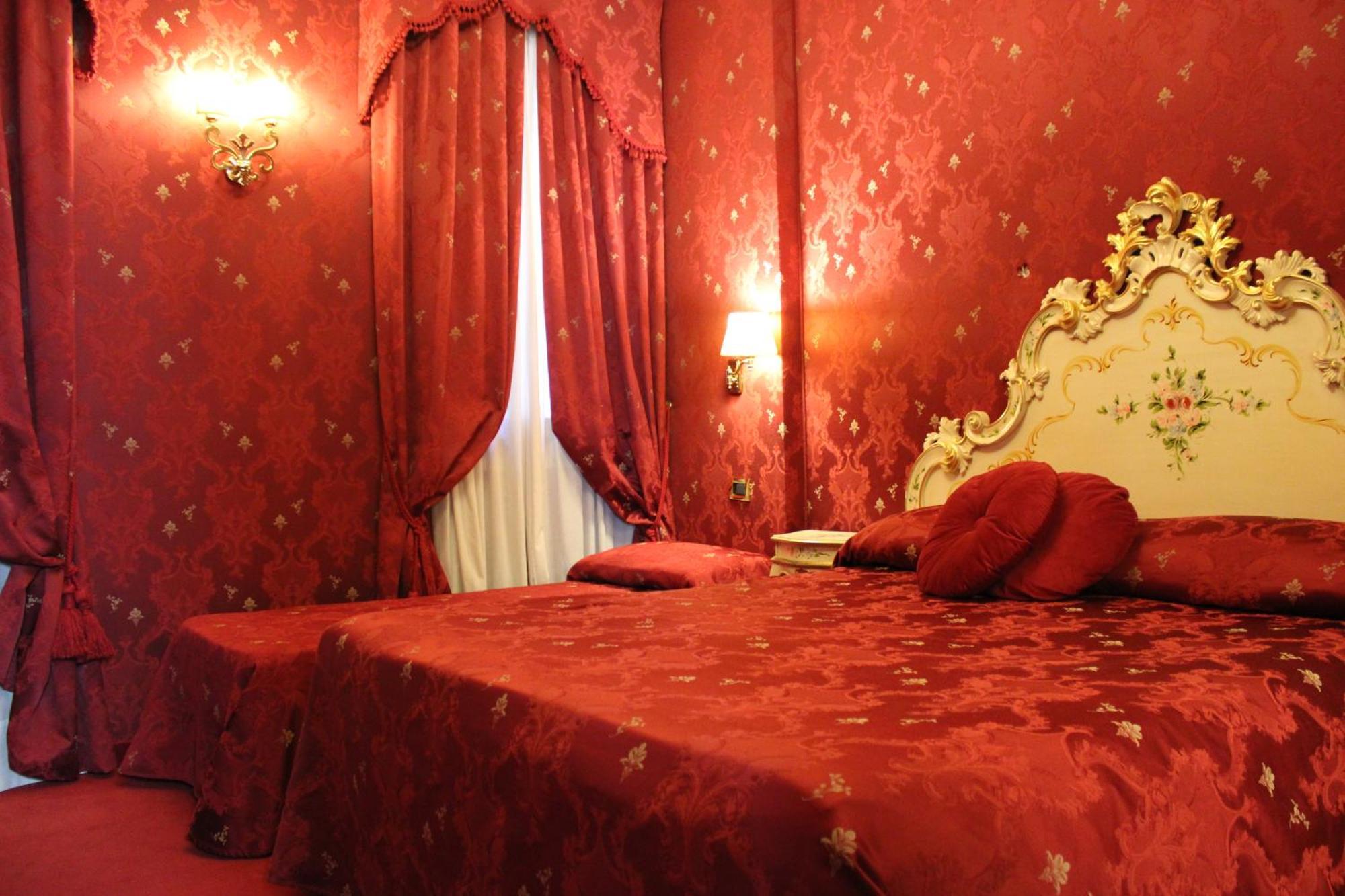 Hotel Al Graspo De Ua Венеция Экстерьер фото